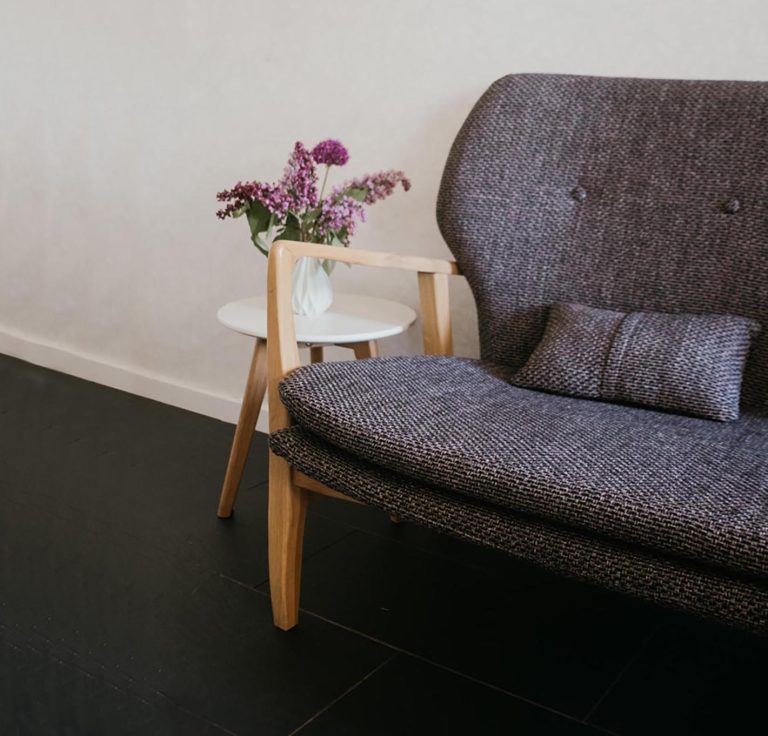 Psykolog Marianne Astrup Aarhus Blomst Stol 2 4l2a0703 768x736